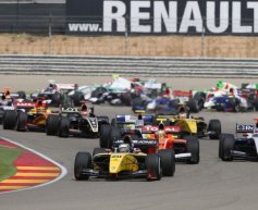 Magnussen retains lead in atrocious conditions