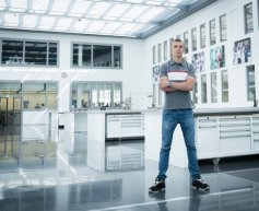 Sirotkin makes first visit to Sauber factory