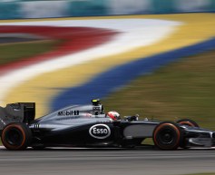 Magnussen struggling with rear tyres