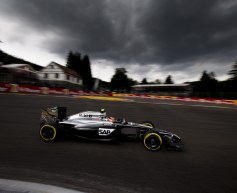 Magnussen loses points for Alonso move