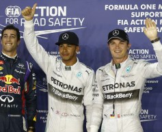 Hamilton snatches pole from Rosberg in Singapore