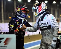 Hamilton takes points lead with Singapore win
