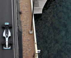 Wolff apologises to Hamilton for pit error