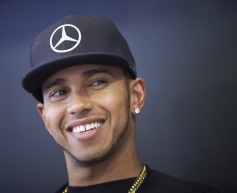 Hamilton completes new Mercedes deal