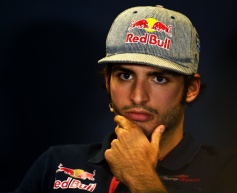 Sainz: Engine delay hurting 2016 design