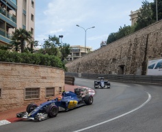 Sauber drivers apologise for 'unacceptable' clash