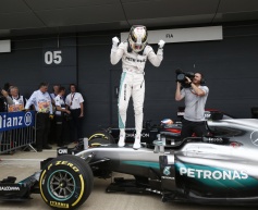 Hamilton flies to British Grand Prix pole