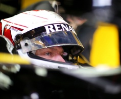 Magnussen targets points on Renault debut